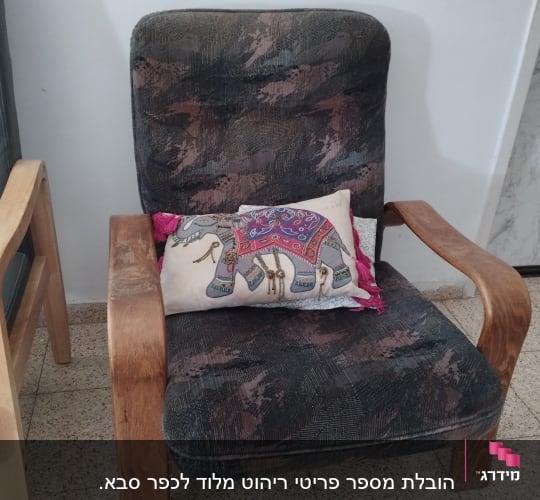כיסא עם כרית מעוטרת בפיל צבעוני